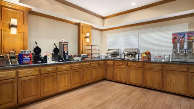 TXL75BreakfastArea2_1